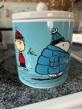 Peanuts cookie jar